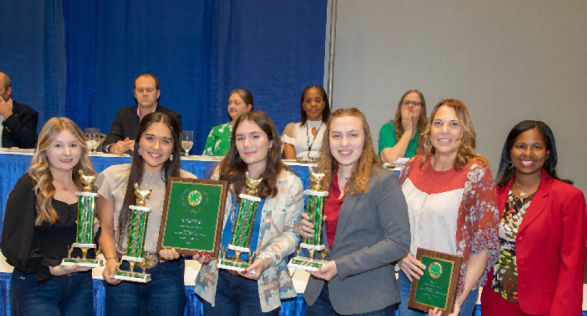 Photo of Barbara Jenkins (right), vice president of education and student programs for USPOULTRY and executive director for the USPOULTRY Foundation, and the National 4-H top team overall winners from Texas: Marisa Goode, Summer Halbert, Scarlett James, Victoria Lowe and coach Monica James.