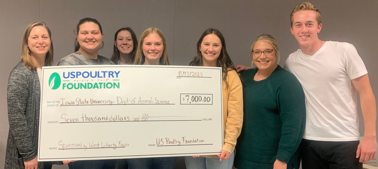 Iowa State University students with $7,000 USPOULTRY Foundation student recruiting grant.