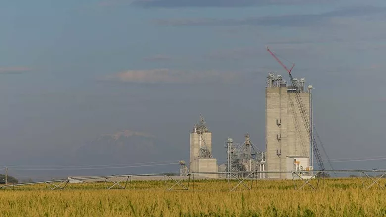 Retail feed facility