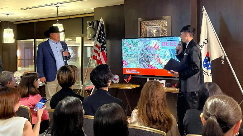 Producer Peter Carrierre (left) of Washington State Beef Commission shares information on US beef production at a USMEF barbecue event in Tokyo.