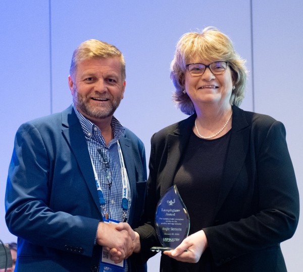 Angie Siemens receives Lamplighter Award