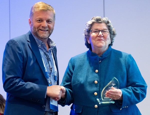 Jeanna Wilson receives Lamplighter Award