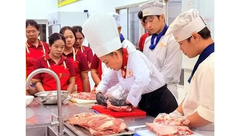Event participants learn how to properly debone US pork spare ribs.