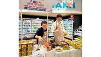 USMEF’s Sabrina Yin and Under Secretary Luke Lindberg assemble a Bánh Mi sandwich featuring Spam