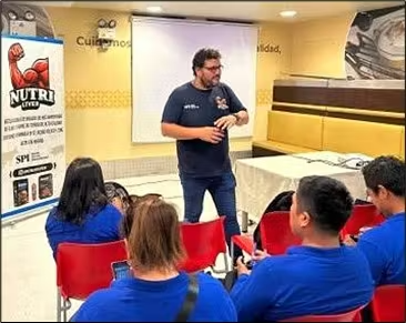 A nutritionist conducts a training session about Nutriliver products with 25 sales representatives of Peruvian distributor Metro Almacén.