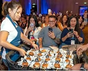During the two-day conference in Lima, food influencers received samples of Nutriliver burgers.
