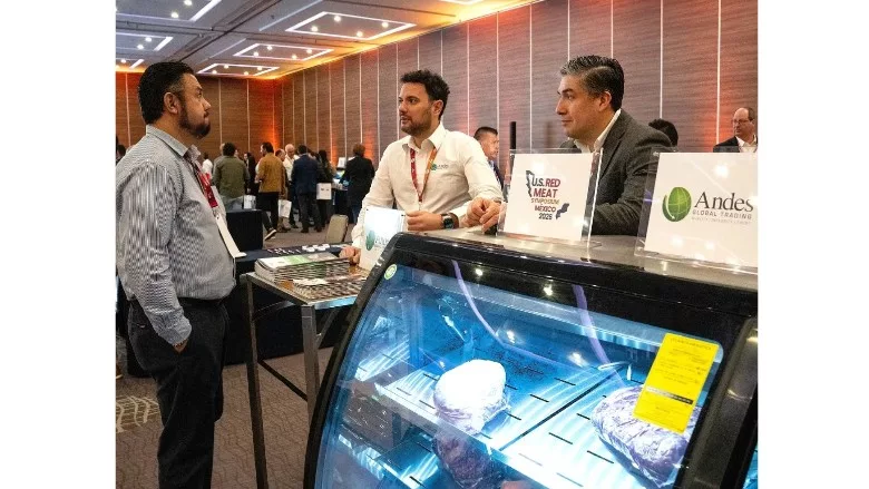 USMEF member Andes Global Trading visits with an importer during the product showcase at the symposium.