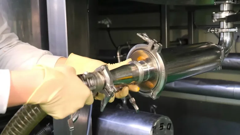 Fastening the hose tip to the fitting on the stainless-steel food vessel